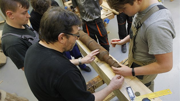 Jihlavsk� d�lmistr David Ko�ka spolu se studenty stav� repliku zbran� zaveden� do v�le�nictv� husitsk�mi vojsky.