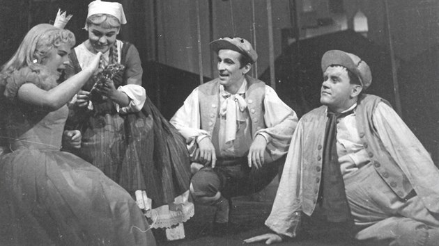 Karel Augusta dostal v pohádce Šípková Růženka roli Bábovky. Jihlavská premiéra byla 25. září 1960. V Horáckém divadle pohádku režíroval Ladislav Panovec.