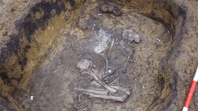 Archeologm se podailo pi przkumu pedpol lomu Vrany odkrt tyi hroby star 6 tisc let. Ve dvou byly i kostern pozstatky.