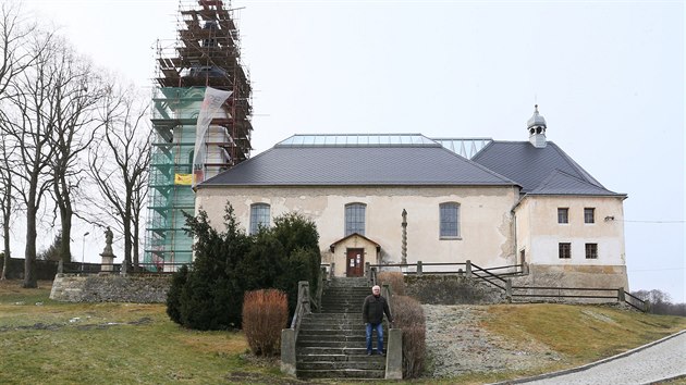 Tm kadmu, kdo kostel navtvil, se een se sklennou stechou lb. Vtina oban je zase rda, e se na kostele nco dje. Je to dominanta obce, kter by mla zstat zachovan, k starosta.Zdenk Kutina.