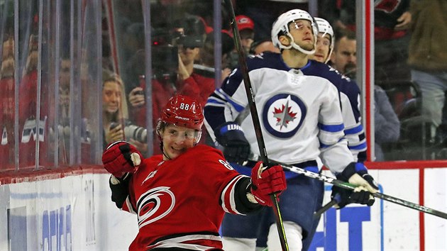 Martin Ne�as oslavuje g�l Caroliny v utk�n� proti Winnipegu.