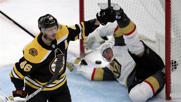 David Krej�� z Bostonu pr�v� vst�elil v�t�zn� g�l v duelu proti Vegas.