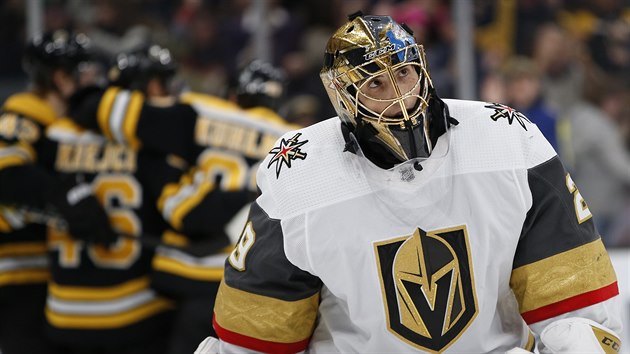 Zklaman� brank�� Vegas Marc-Andre Fleury, pr�v� dostal g�l od bostonsk�ho Davida Krej��ho.