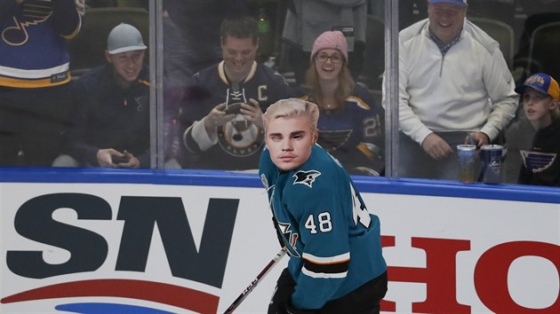 Tom Hertl pi dovednostnch soutch Utkn hvzd NHL v masce zpvka Justina Biebera.