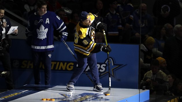 David Pastrk pi souti v pesnosti stelby na Utkn hvzd NHL.