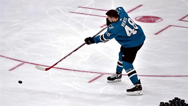 Tomáš Hertl při soutěži v přesnosti střelby na Utkání hvězd NHL.