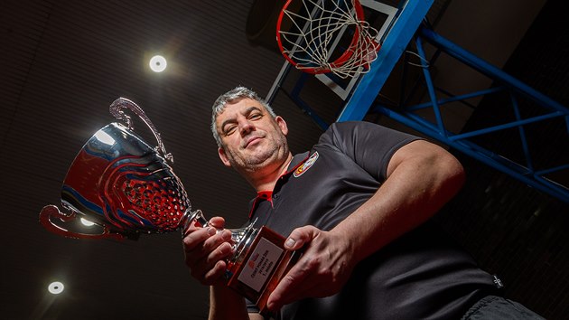 Manaer klubu hradeckch basketbalistek Miroslav Volejnk s trofej za prvenstv v eskm pohru