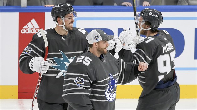 Tomáš Hertl (vlevo) při Utkání hvězd NHL, spolu s ním se radují Connor McDavid a brankář Jacob Markström.