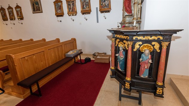 Instalace nov kazatelny v mskokatolickm kostele Sv. M Magdaldy v Jasenn.