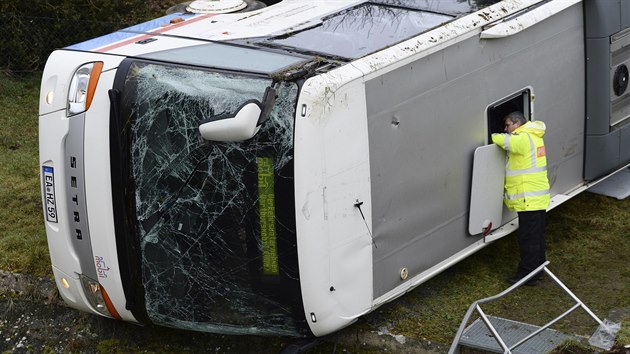 Ve stednm Nmecku ve tvrtek pi nehod kolnho autobusu zahynuly dv dti. Dalch dvacet kolk a idi utrpli zrann, informovala agentura DPA. Autobus s ky zkladn koly sjel ze zledovatl silnice do pkopu ve spolkov zemi Durynsko nedaleko Eisenachu. (23. ledna 2020)