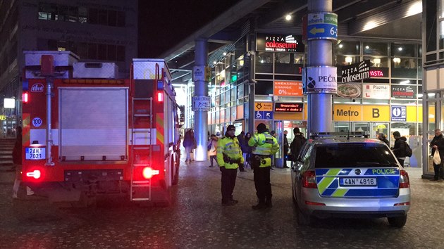 Ve stanici Anděl spadl člověk pod soupravu metra, provoz na trase byl omezen. (23. ledna 2020)