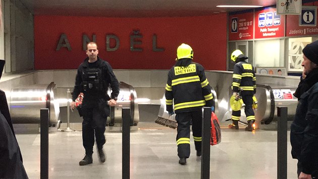 Ve stanici Andl spadl lovk pod soupravu metra, provoz na trase byl omezen. (23. ledna 2020)