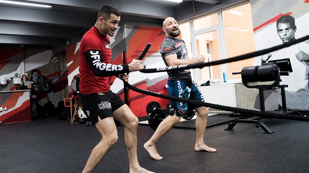 MMA zpasnk Machmud Muradov cvi, jak mu jeho trenr Petr Kne ukazuje.
