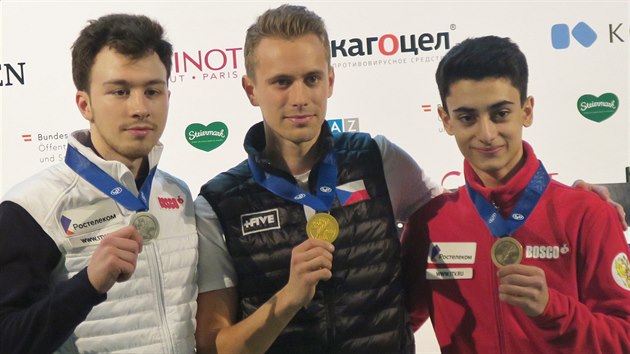 Tři nejlepší z krátkého programu s takzvanými "malými" medailemi za první část soutěže: zleva druhý Rus Alijev, první Březina a třetí Rus Danijeljan.