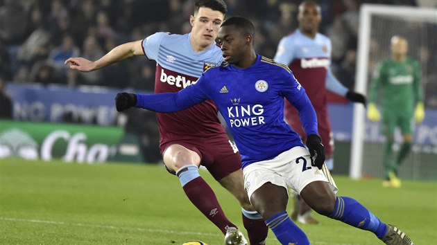 Declan Rice (vlevo) z West Hamu v souboji s  Nampalysem Mendym z Leicesteru.