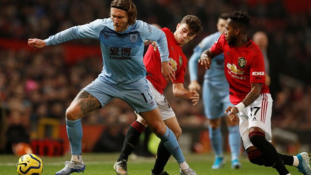 Jeff Hendrick (vlevo) z Burnley v souboji s Fredem a Danielem Jamesem z Manchesteru United.