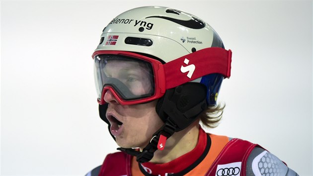 Norský lyžař Henrik Kristoffersen se raduje z vítězství ve slalomu ve Schladmingu.