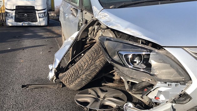 Nehoda kamionu s autem zavela dlnici D7 na Prahu. (21.1.2020)