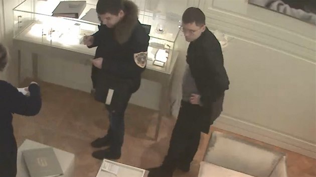 Dva muži vykradli klenotnictví v Praze. Odnesli náramky za čtvrt milionu.