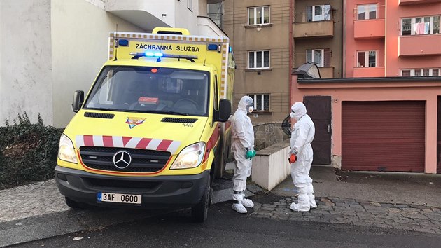 Záchranáři odvezli několik Číňanů z hotelu v Praze do nemocnice. (28.1.2020)