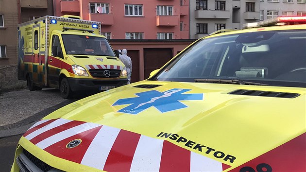 Zchrani odvezli nkolik an z hotelu v Praze do nemocnice. (28.1.2020)