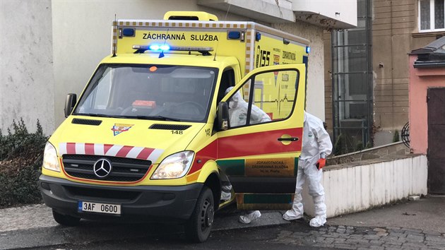 Záchranáři odvezli několik Číňanů z hotelu v Praze do nemocnice. (28.1.2020)
