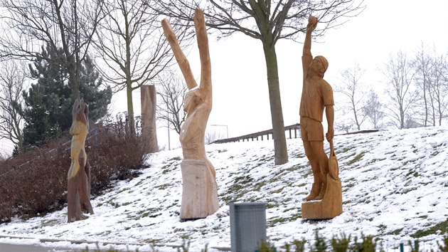 Dřevěné sochy z řezbářského sympozia jsou k vidění na stadionu.
