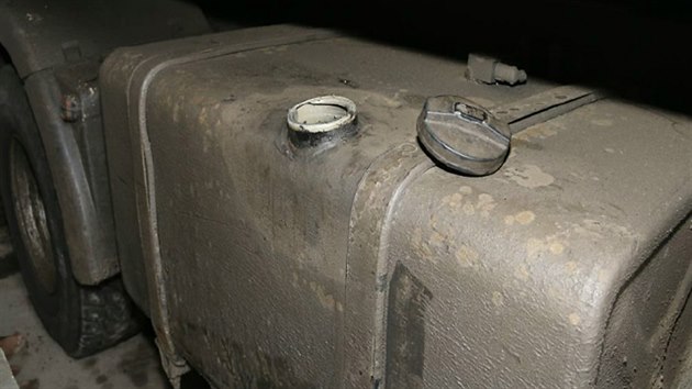 Vypáčené víčko palivové nádrže nákladního automobilu v Horním Žďáru.