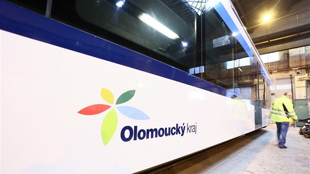 České dráhy získaly zakázku na regionální vlakové spoje v Olomouckém kraji i díky slibu nasazení dvanácti modernizovaných souprav Stadler. První ale svezou cestující až ve druhé polovině února a navíc budou prozatím jezdit jen dvě (na snímcích z depa jedna z nich).