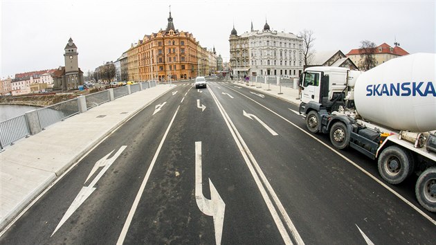 Nov most v olomouck Komenskho ulici, kter v rmci budovn protipovodovch opaten na ece Morav nahradil pvodn most, bude pln oteven pro vekerou dopravu na konci nora.