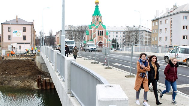 Nov most v olomouck Komenskho ulici, kter v rmci budovn protipovodovch opaten na ece Morav nahradil pvodn most, bude pln oteven pro vekerou dopravu na konci nora.