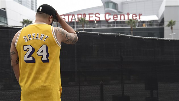 Fanoušek LA Lakers si přišel před halu Staples Center zavzpomínat na zesnulého Kobeho Bryanta.