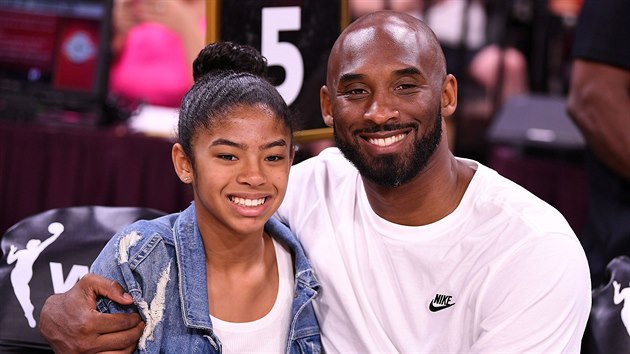 Kobe Bryant a jeho dcera Gianna na snmku z Utkn hvzd WNBA 2019