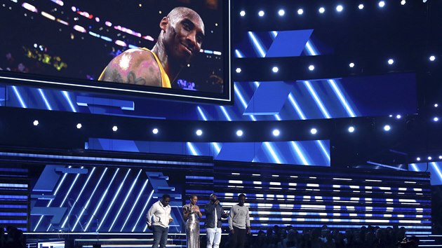 Kobeho Bryanta si připomněli i při předávání hudebních cen Grammy, na pódiu stojí Alicia Keysová a členové skupiny Boys II Men.