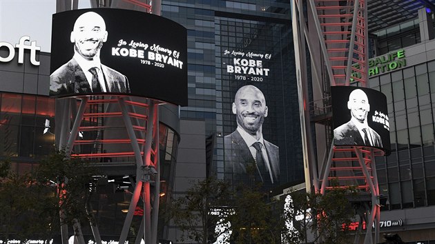 Kobe Bryant ovládl prostor před arénou Staples Center v Los Angeles, jeho úmrtí se stalo nevítanou událostí víkendu.