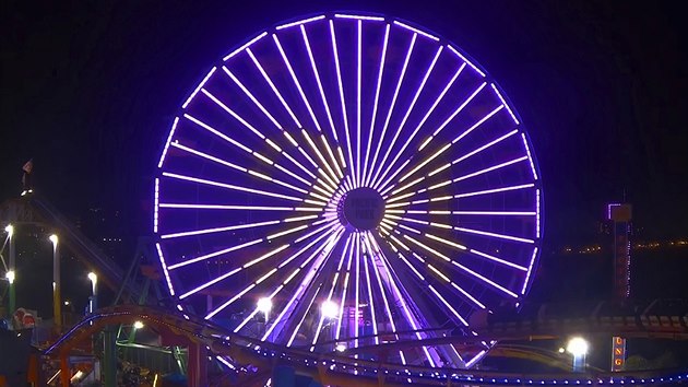 Dominanta kalifornského města Santa Monica -  vyhlídkové kolo Ferris Wheel - se pro Kobeho Bryanta zbarvilo do purpurové a zlaté.