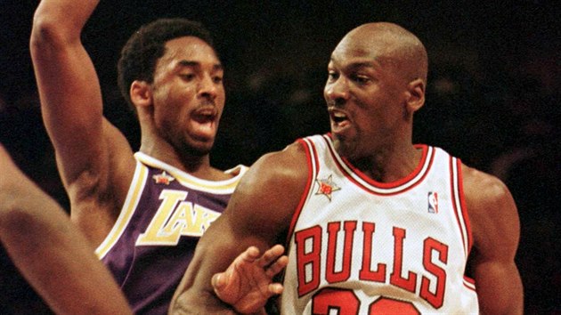 Momentka z roku 1998. Kobe Bryant (vlevo) brn Michaela Jordana.