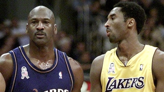Momentka z roku 2002. Michael Jordan (vlevo) v dresu Washingtonu a Kobe Bryant coby hr LA Lakers.