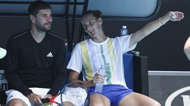 Karolna Plkov hovo bhem trninku ped startem Australian Open s kouem Dani Vallverdem.