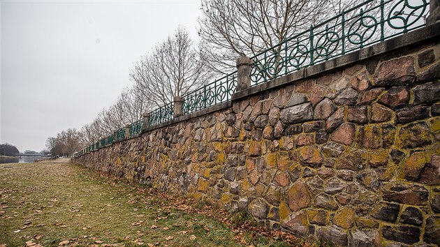 Oprn zdi kolem Labe v Hradci Krlov jsou pamtkov chrnn (24. 1. 2020).