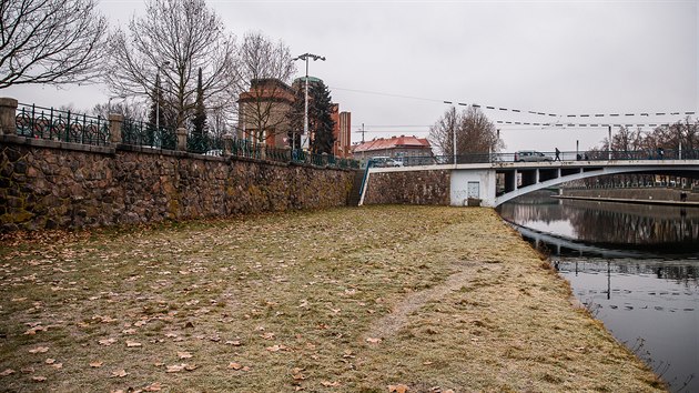Opěrné zdi kolem Labe v Hradci Králové jsou památkově chráněné (24. 1. 2020).