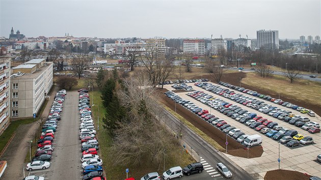 V Hradci Krlov u nemocnice zaalo slouit provizorn parkovit. (27. ledna 2020)