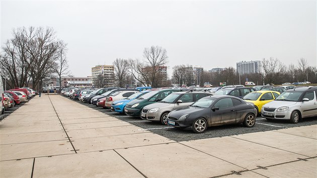 V Hradci Králové u nemocnice začalo sloužit provizorní parkoviště (27. 1. 2020).