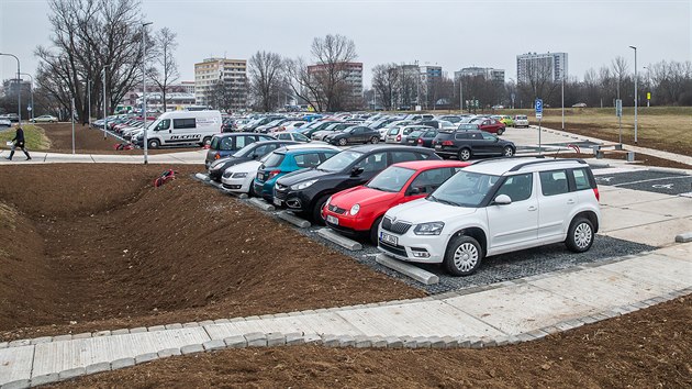 V Hradci Králové u nemocnice začalo sloužit provizorní parkoviště (27. 1. 2020).