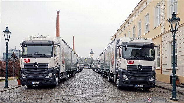Plzeňské pivo budou vozit zcela nové speciálně upravené nákladní automobily. Každý z nich uveze přes 30 tisíc lahvových piv. (24. 1. 2020)