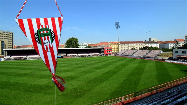 Pohled z protilehl� tribuny na stadionu Viktorie �i�kov.