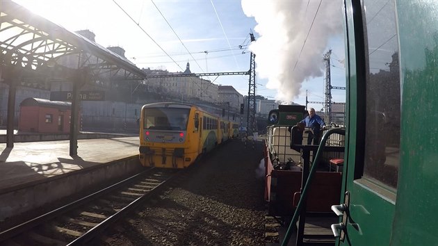 Soubn jzda vlaku s parn lokomotivou 213 902 a motorov jednotky regionova 814.214-3 na praskm Hlavnm ndra