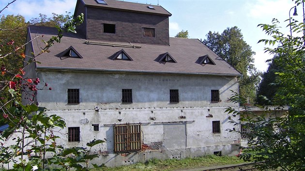 Budovu bývalé sýpky v Třešti nedaleko Jihlavy si vyhlédl Historický radioklub československý v roce 2002. 