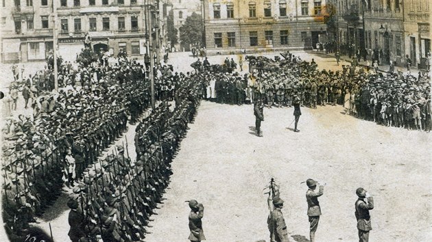 Pi ukonen innosti mezinrodn komise a oficilnho pedn sprvy zstupcm eskoslovensk a polsk administrativy na rozdlench zemch 10. srpna 1920 se na nmst v Tn (dnes Cieszyn) seikovaly jednotky francouzskch a italskch vojk.