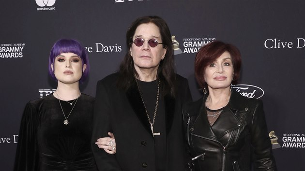 Ozzy Osbourne s dcerou Kelly a manelkou Sharon (Los Angeles, 25. ledna 2020)